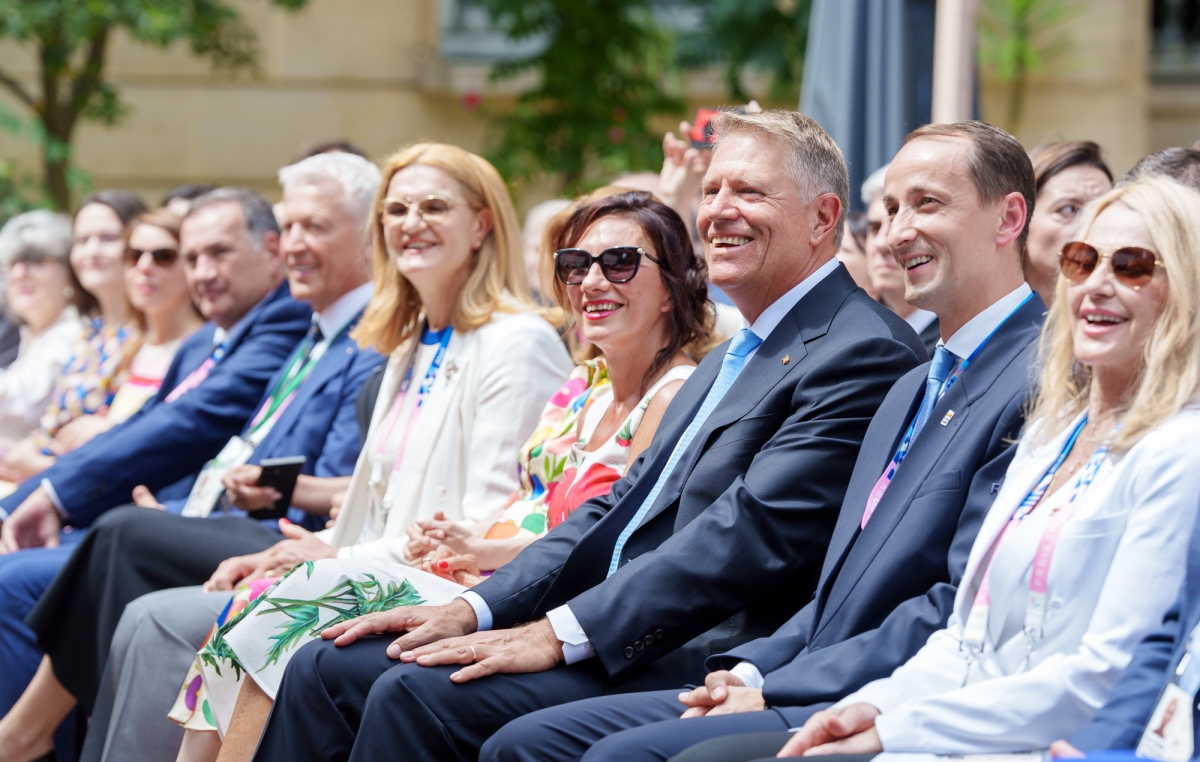 Soții Iohannis, la ceremonia de la Paris. Cât au costat rochia și accesoriile purtate de prima doamnă a României