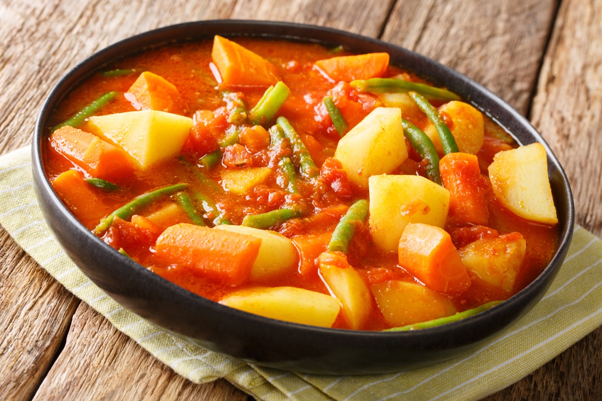 Tocăniță de cartofi cu fasole verde și cimbru. O masă gustoasă din ingrediente simple!