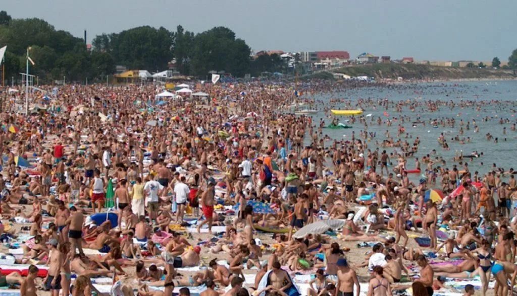 Ce au găsit turiștii pe litoralul românesc: „E un dezastru plaja!”