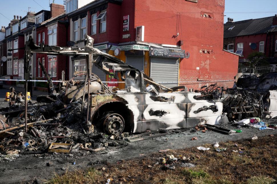 Cine este românul arestat pentru incendierea autobuzului în timpul violențelor din Leeds