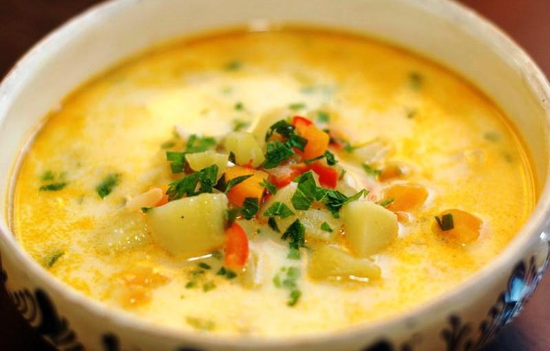 Ciorba de dovlecei à la grec cu smântână, o rețetă simplă, delicioasă și hrănitoare