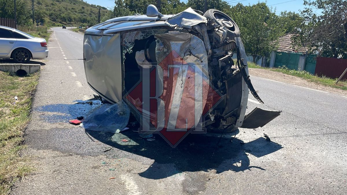 Accident rutier la Ciortești! Un autoturism s-a izbit puternic de un cap de pod. Mai multe persoane au fost rănite – EXCLUSIV, FOTO, VIDEO