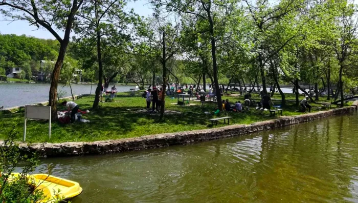 Țeavă de apă spartă pe șoseaua Ciric, lângă Tiki