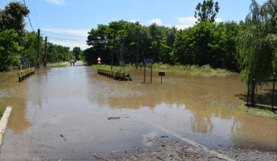 Cod galben de viituri pe râuri din 25 de judeţe, până luni la prânz