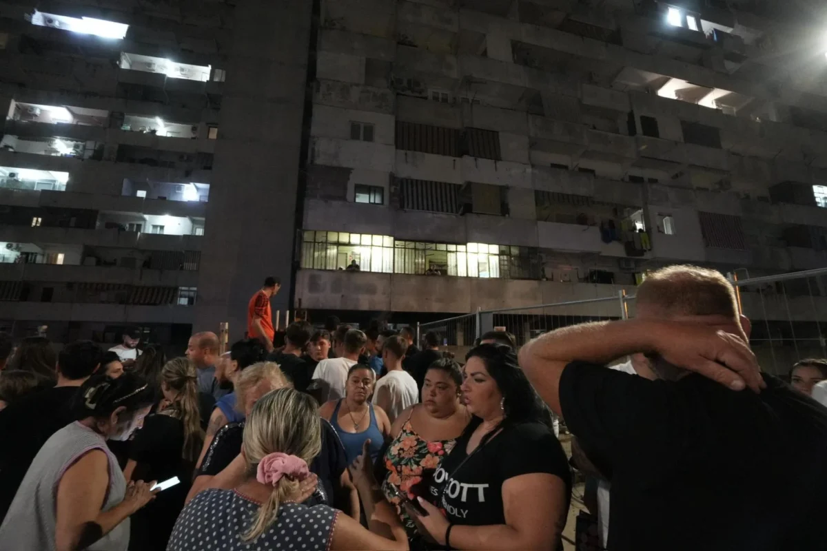 Doi morți și 13 răniți după ce balconul unui complex de locuințe din Napoli s-a prăbușit