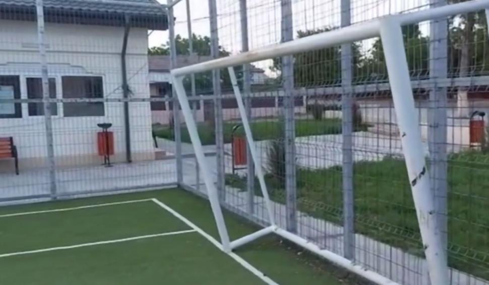Un copil de 8 ani s-a stins din viață, după ce o poartă metalică de pe un teren de fotbal a căzut peste el