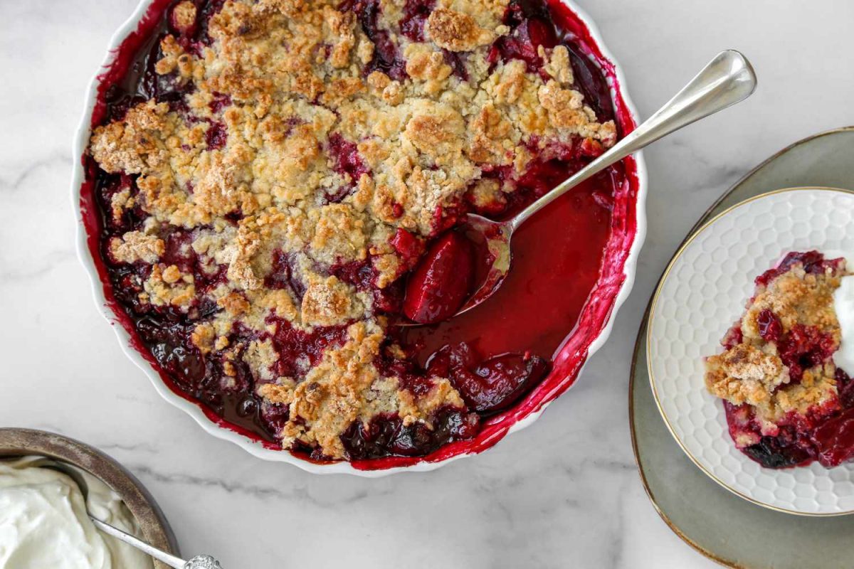 Crumble cu prune, o rețetă inedită și delicioasă cu firmituri de aluat și prune