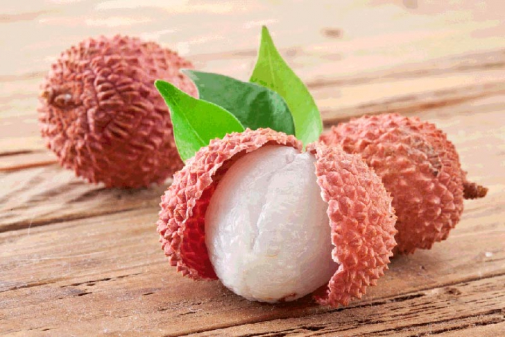 Ce este și cum se mănâncă fructul litchi. Vezi ce beneficii are!