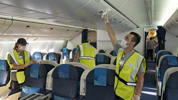 Puțini știu asta! Motivul pentru care nu ar trebui să te descalți niciodată în avion