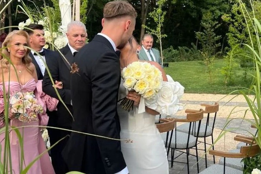 Denis Drăguş, nuntă de poveste cu superba Vanessa. Florinel Coman a avut o apariţie de 5 stele