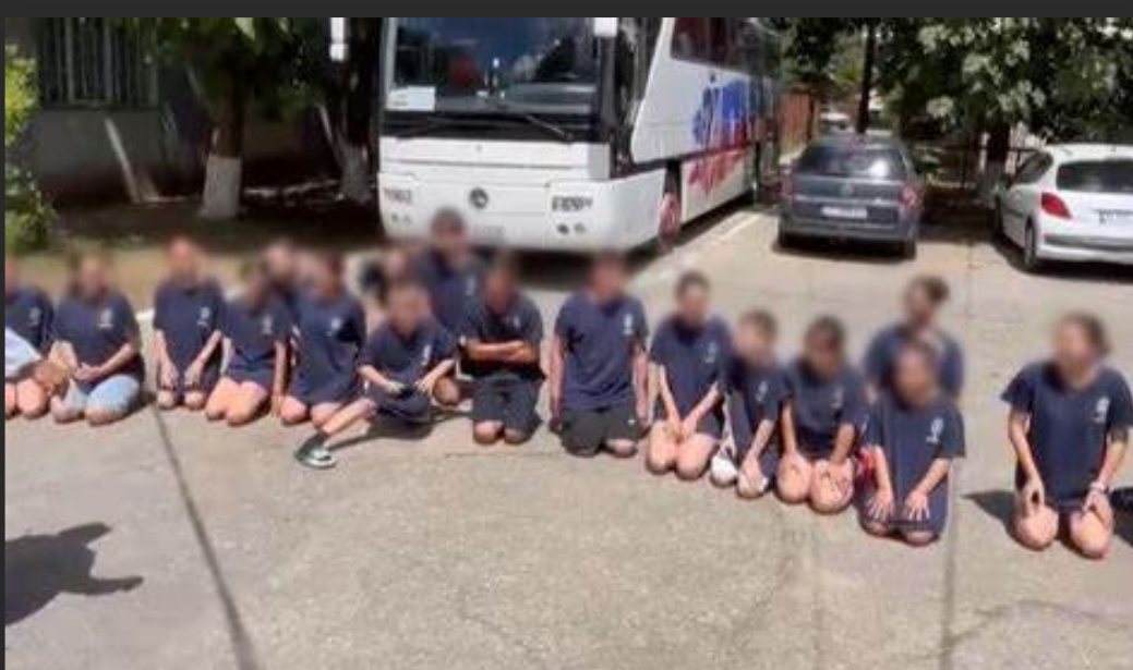 Imagini incredibile! Elevi obligați să își ceară iertare, în genunchi, pe asfaltul încins