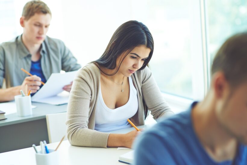 Absolvenții de liceu dau proba la alegere a profilului la BAC 2024