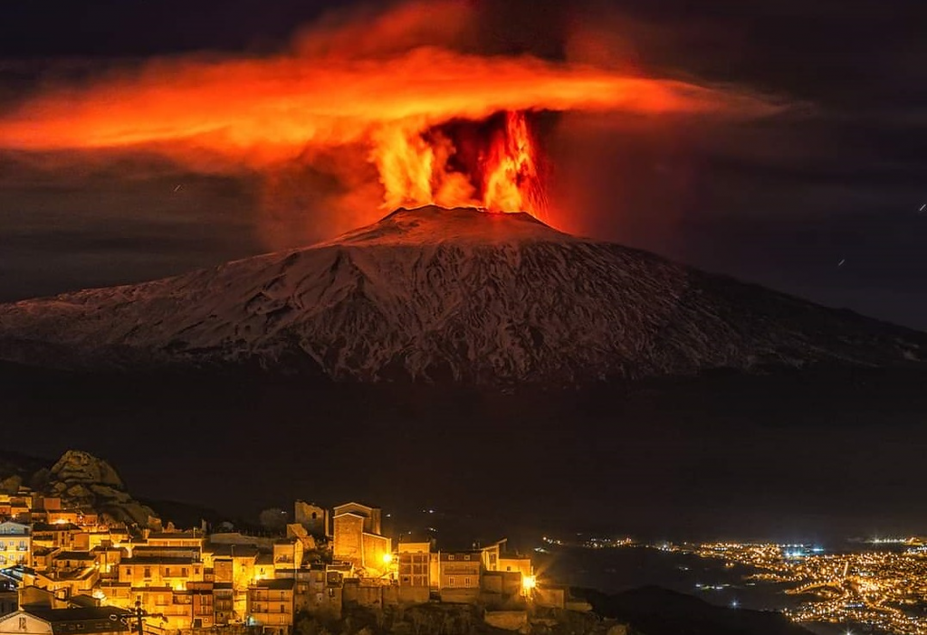 Cod roșu în Italia! Erupe vulcanul Etna, cel mai activ din Europa. Aeroportul din Catania a fost închis