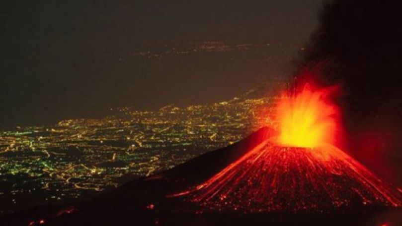 Etna erupe din nou. Toate zborurile de pe aeroportul din Catania sunt suspendate