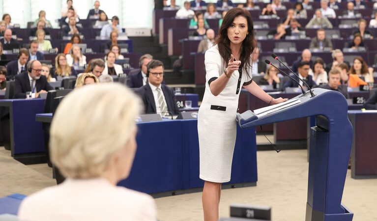 Un europarlamentar polonez critică realegerea Ursulei von Der Leyen: ”Acordul verde antieconomic va duce în continuare prăbușirea Uniunii Europene”