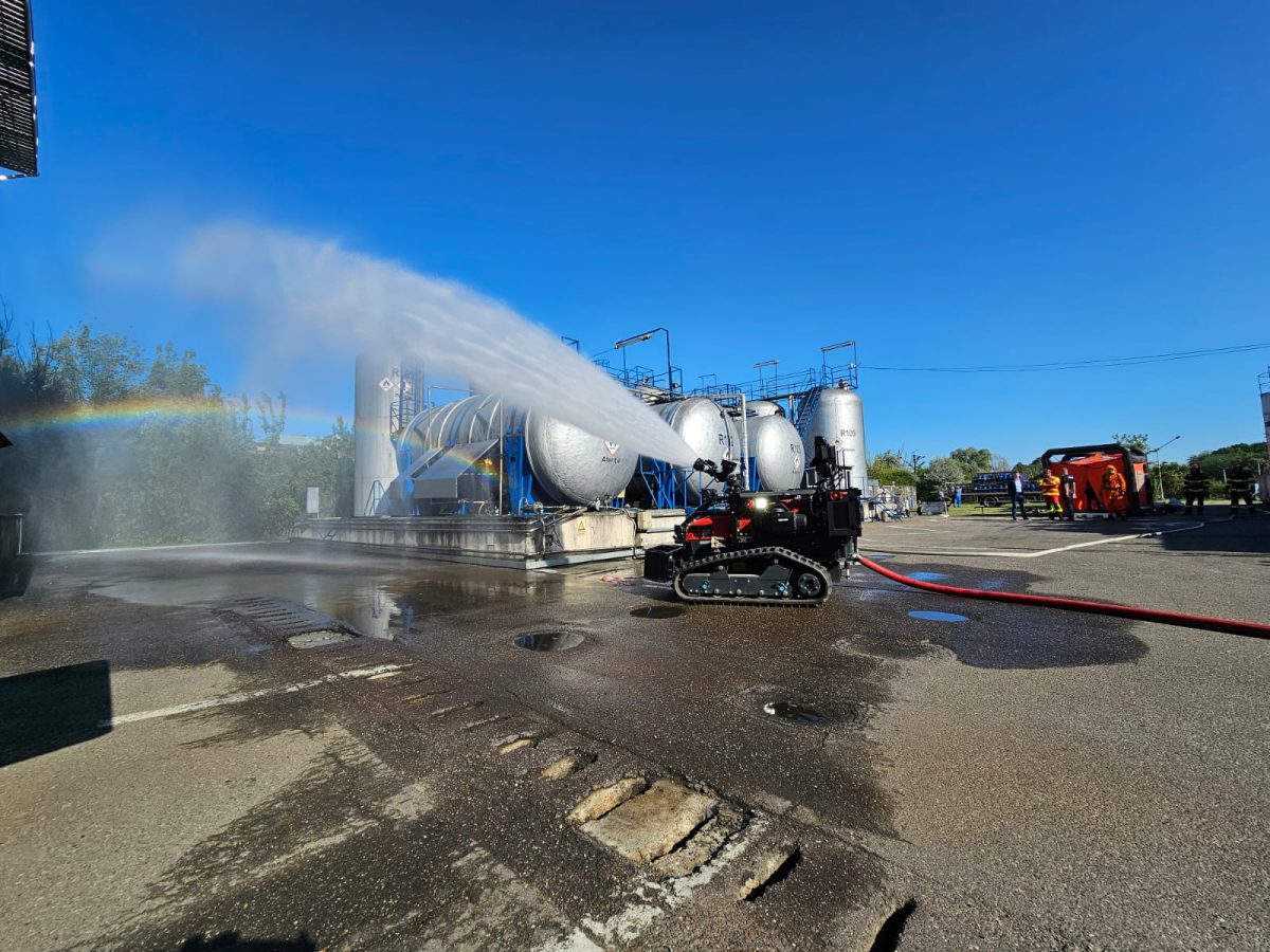 Exercițiu de stingere a unui incendiu, în șoseaua Hlincea. Pompierii intervin