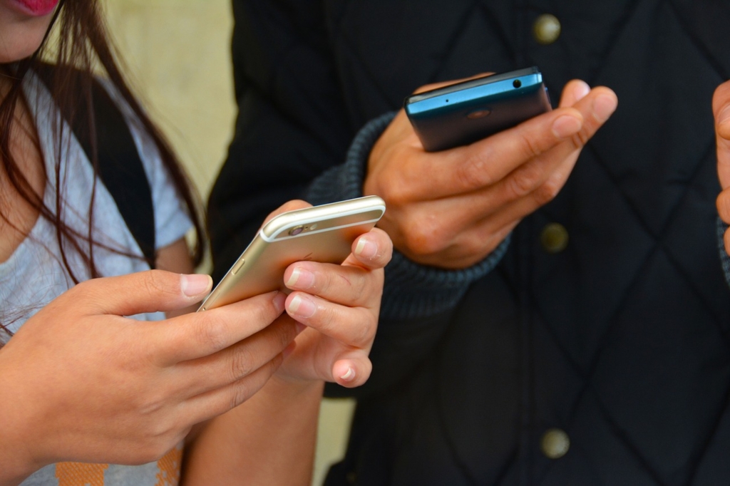 ANCOM avertizează că facturile de telefonie mobilă ale românilor pot exploda