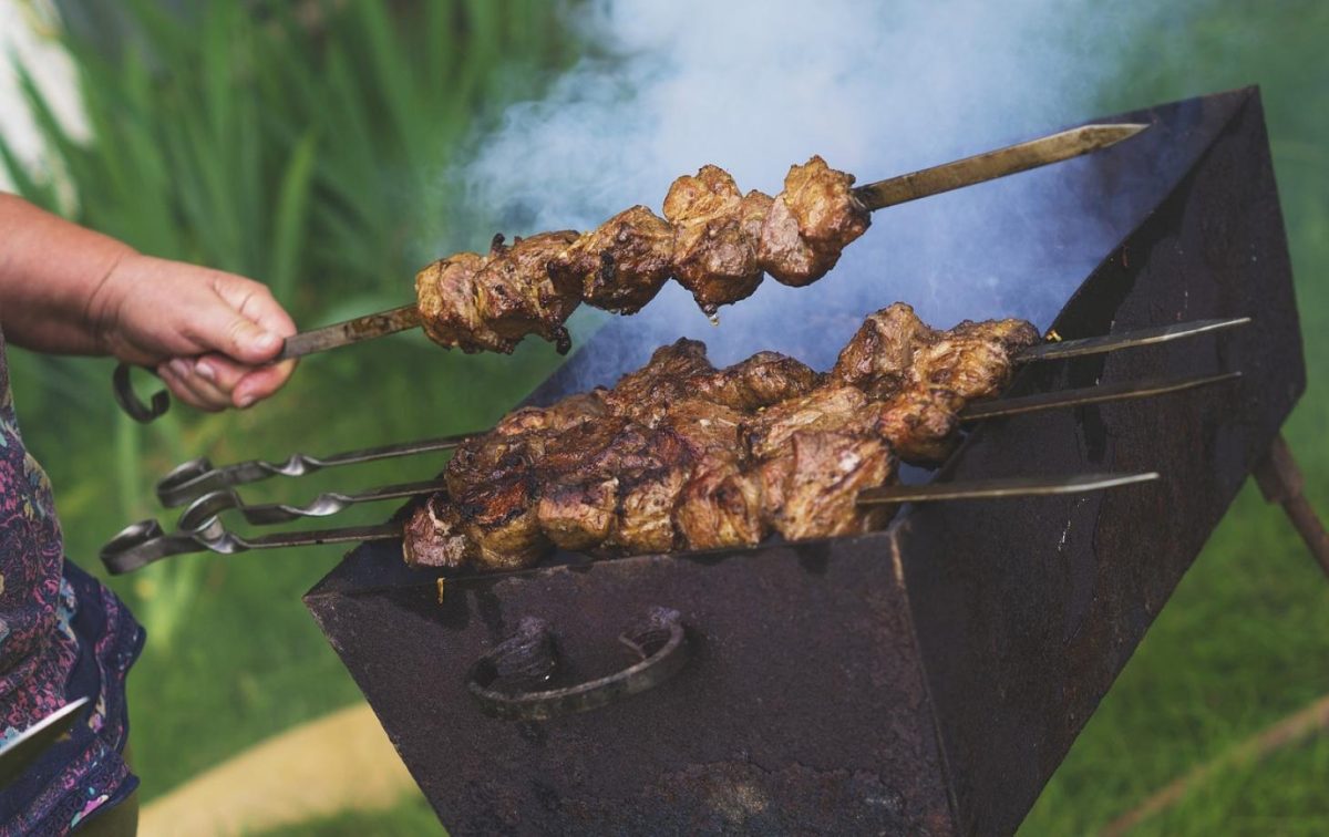 Descoperire șocantă într-o destinație preferată de români! Ce tip de carne conțin frigăruile vândute turiștilor