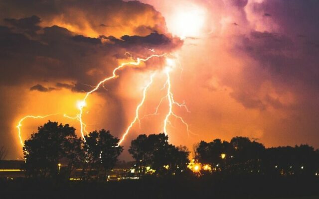 Cod portocaliu de furtuni în aproape toată România! Ploi torențiale și descărcări electrice în aceste județe