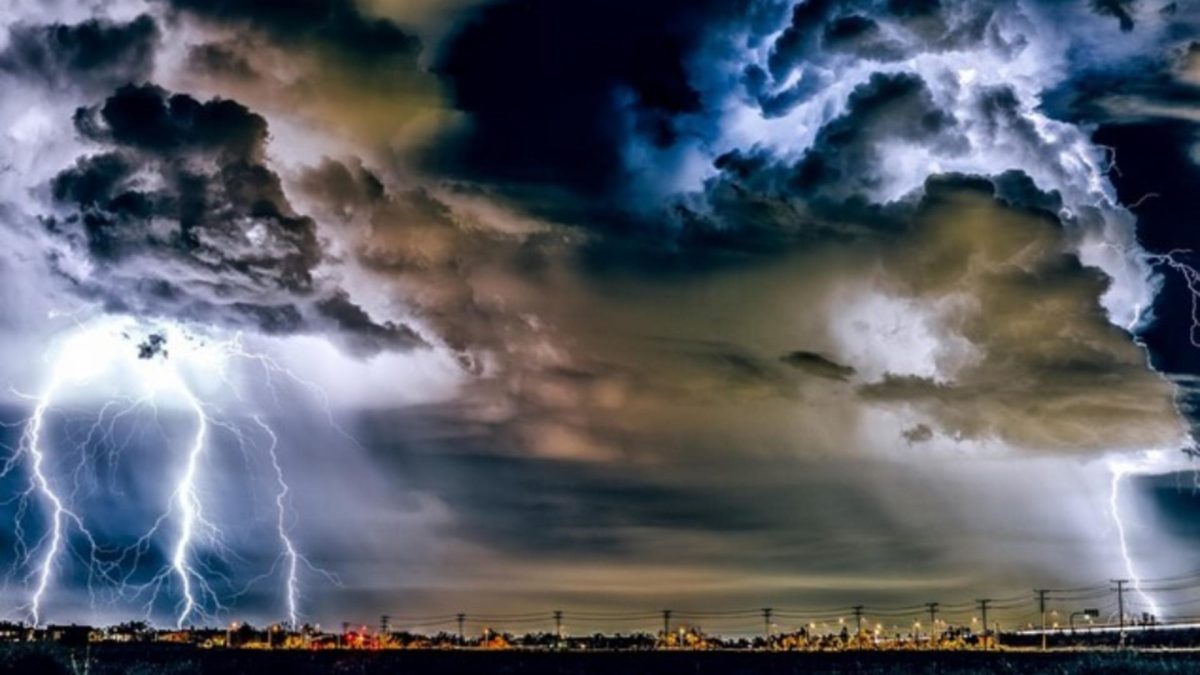 Furtuni puternice, dar și caniculă în România! Județele afectate de noile avertizări meteorologice