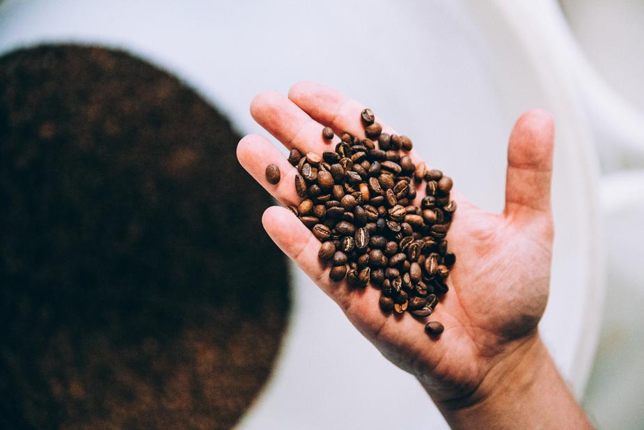 Cum să prăjești cafea acasă. Cum influențează ea gustul final din ceașcă
