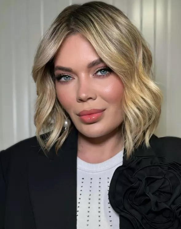 Imagini noi cu Gina Pistol de la „MasterChef România”. Prezentatoarea apare într-o rochie mini și viu colorată