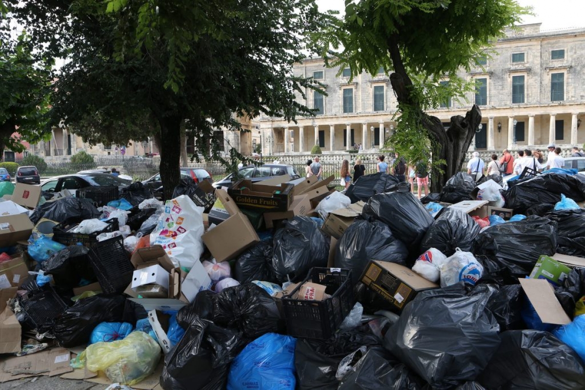 Insula devenită o adevărată groapă de gunoi. Munți de deșeuri într-una dintre destinațiile de vacanțǎ preferate de români