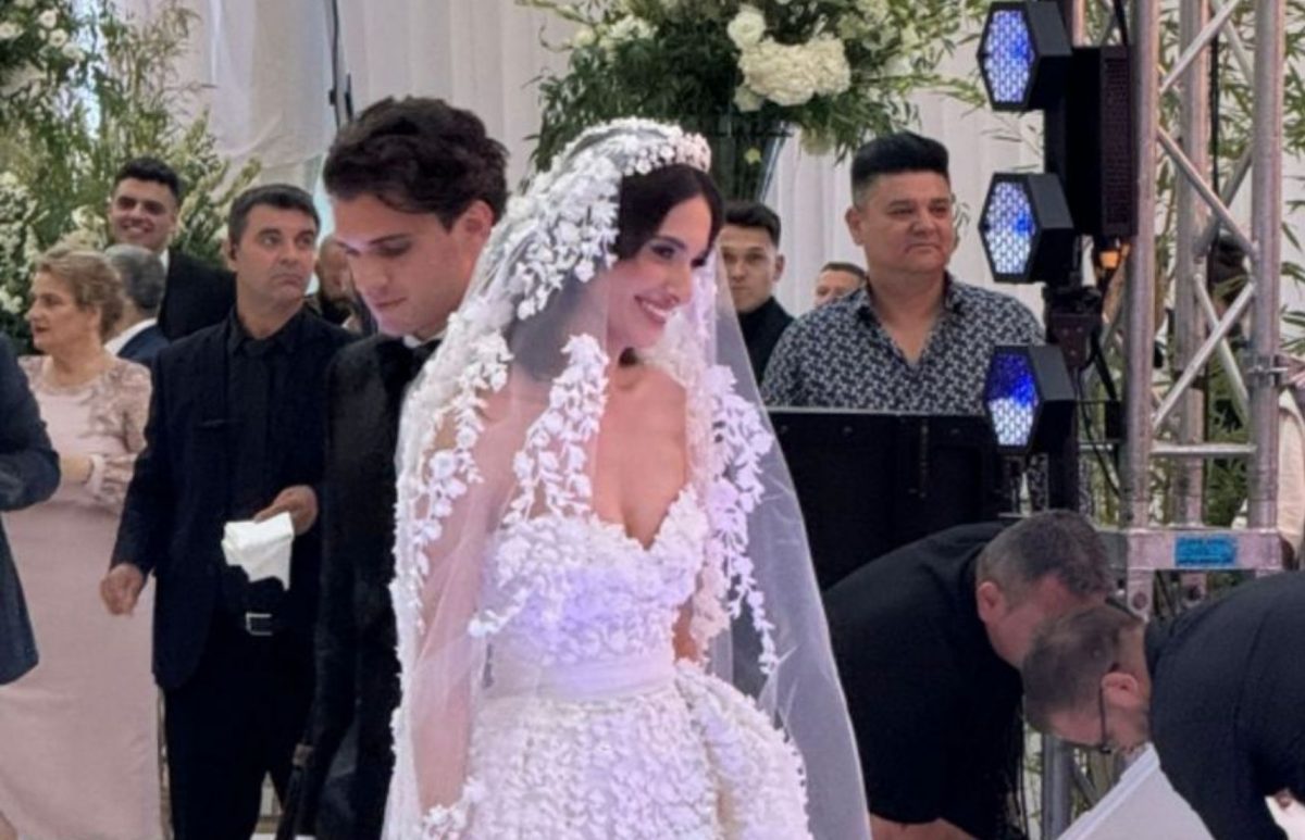 Liliana Tănase, soacra lui Ianis Ianis Hagi, a strălucit la nunta fiicei. A venit în rochie roz cu volane