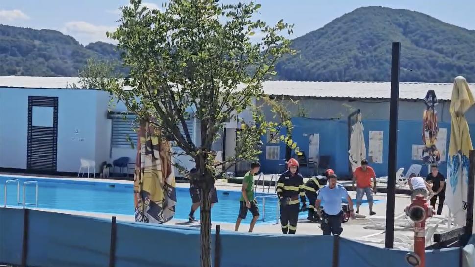 Un incendiu a izbucnit la un restaurant renumit din județul Vâlcea. Pompierii au stins flăcările cu apa dintr-o piscină