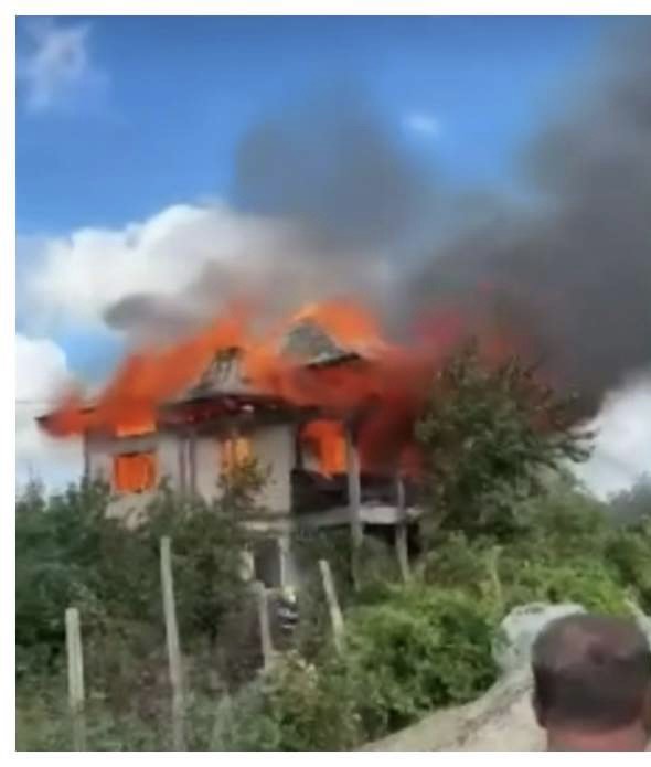 O casă a fost cuprinsă de flăcări în Suceava. Proprietarul, un bătrân de 76 de ani a avut nevoie de îngrijiri medicale