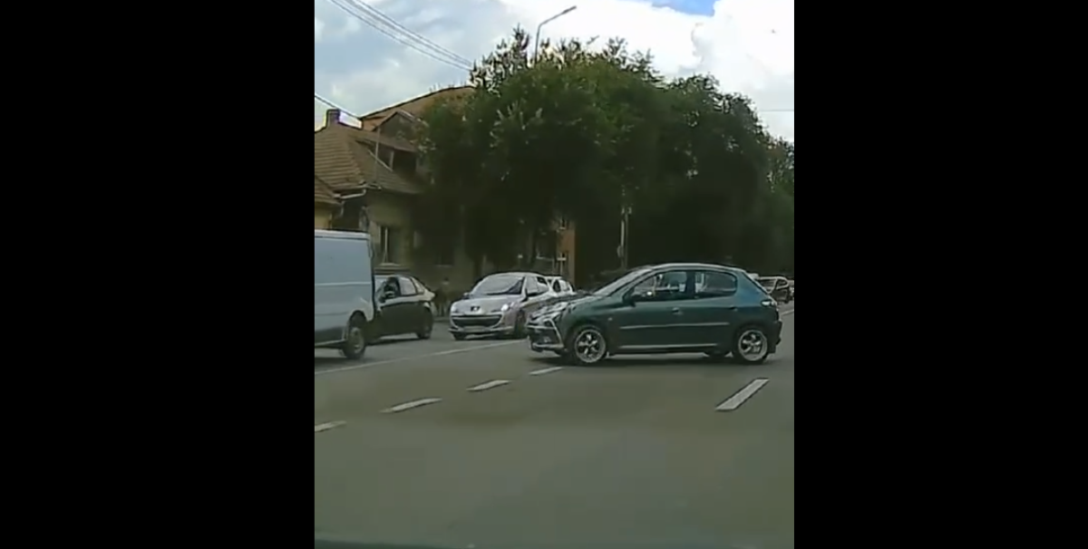 Imaginile zilei! O mașină lăsată pe liber traversează un bulevard apoi se parchează singură