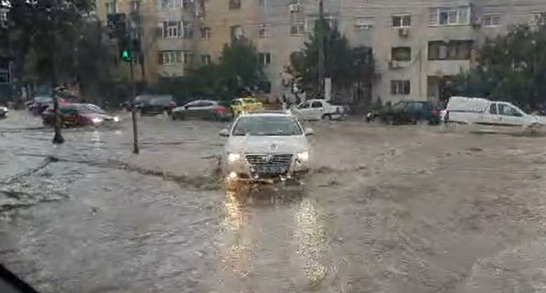 Ploaia face ravagii în Iași! Mai multe străzi din municipiu au fost inundate