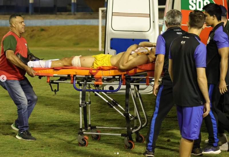 Scene de groază pe terenul de fotbal! Un jucător a fost împușcat de poliție în timpul meciului