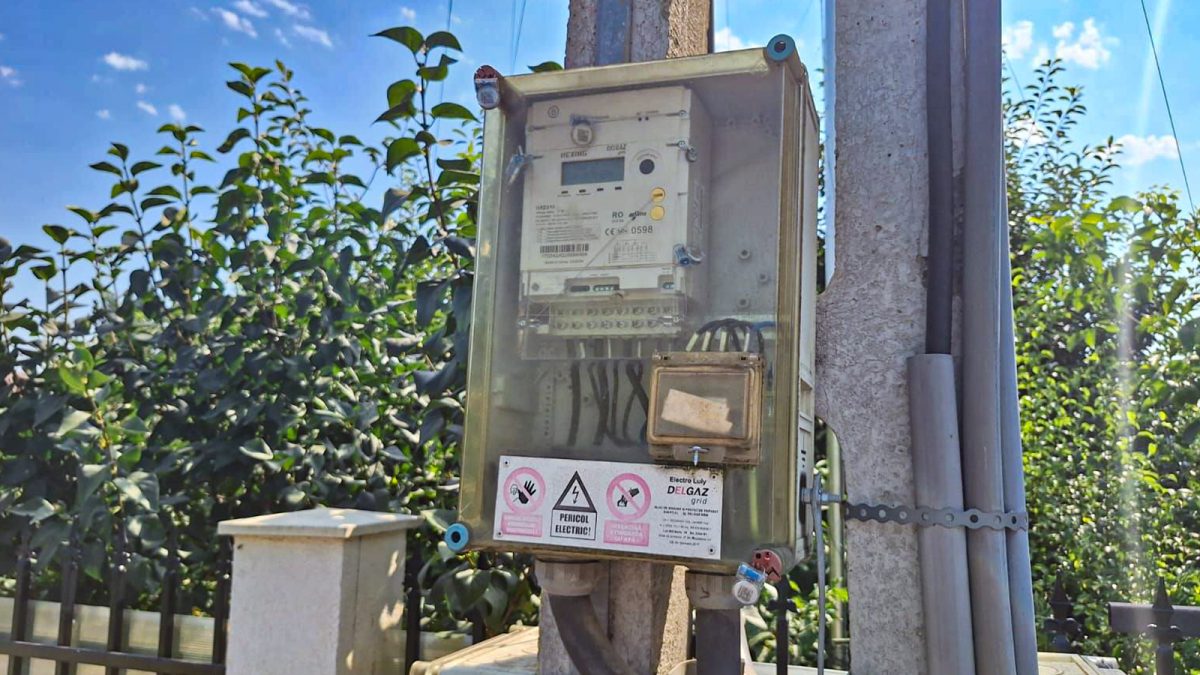 Iadul a urcat pe pământ la Lunca Cetățuii. La temperaturi de 40 de grade, localnicii rămân cu orele fără curent. Bătaia de joc marca E-ON continuă în tot județul Iași