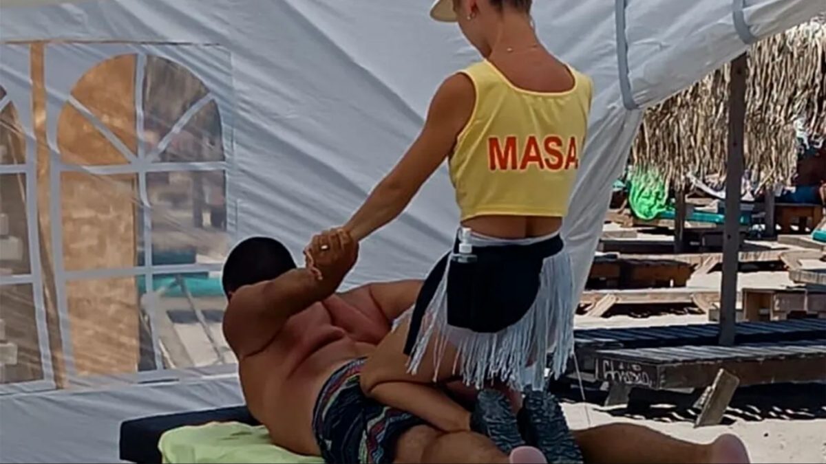 Ce preț are o ședință de masaj pe plajă în Vama Veche. Turiștii au crezut că nu văd bine