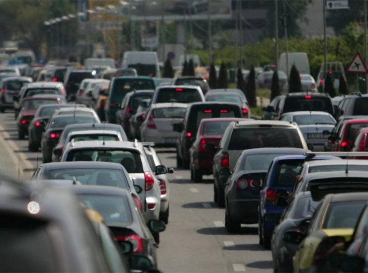 Guvernul a retras de urgență controversatul proiect privind accesul mașinilor poluante