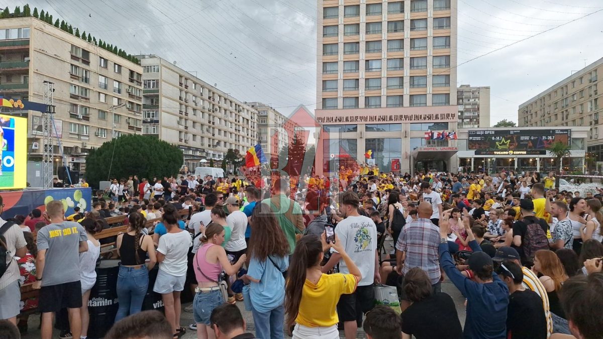Suporterii echipei naționale a României au umplut din nou Piața Unirii din Iași