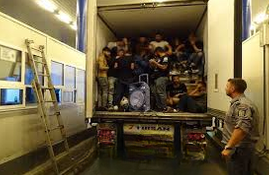 Zeci de migranți au fost găsiți într-un TIR, la Vama Nădlac. Deshidrataţi şi speriaţi, au sunat la 112