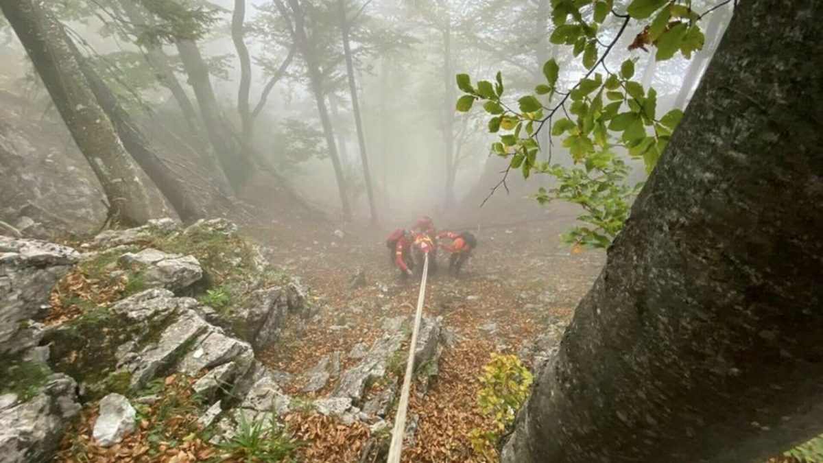 Misiune de salvare grea în Munții Bihor, după ce un turist din Ungaria a căzut abruptul unei cascade