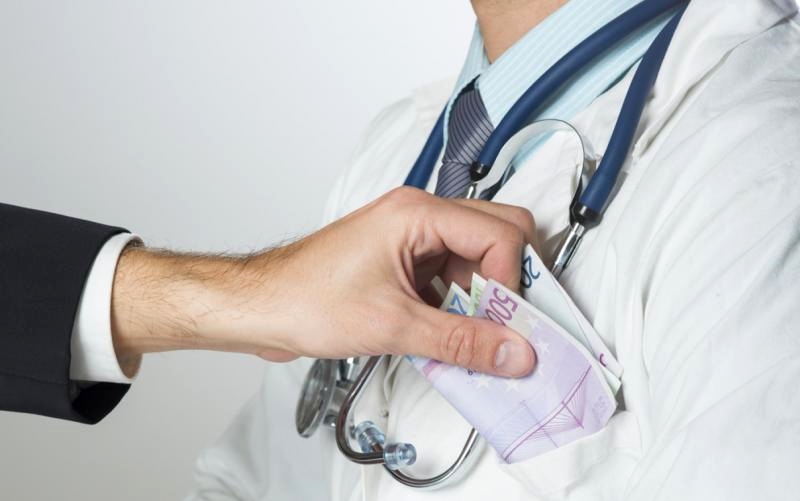 Medic din Brașov, prins în flagrant când lua mită de la un pacient! Declarația șocantă a anchetatorilor