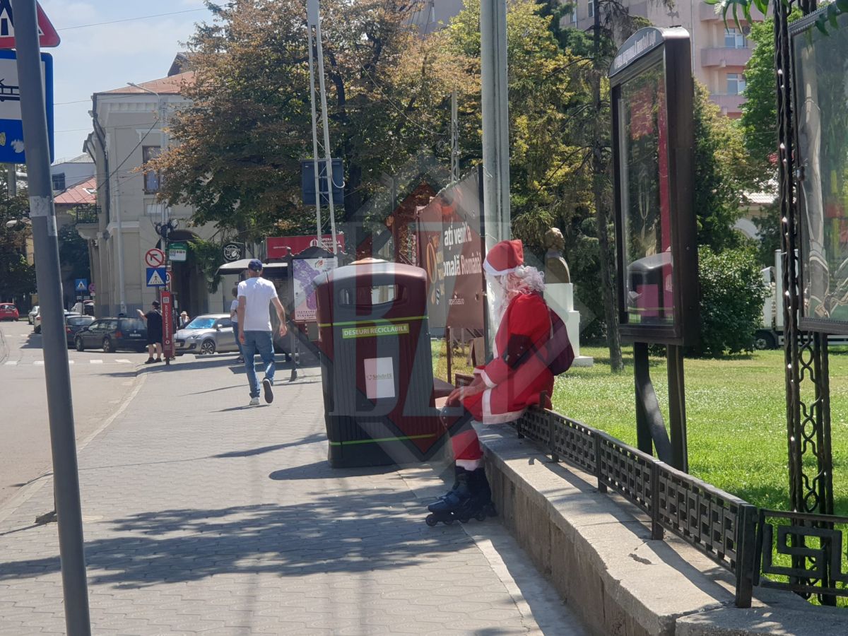 Căldura face victime! Moș Crăciun s-a rătăcit, prin Iași! Este pe role și are mănuși de box. Cine îl întâlnește să nu sune la 112!