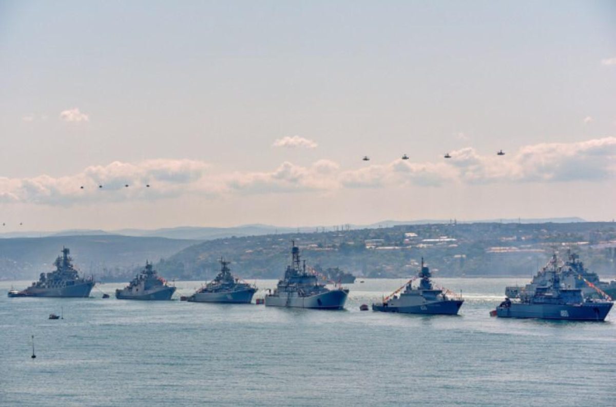 Flota rusă din Marea Neagră a fost nevoită să-şi relocheze aproape toate navele de război pregătite de luptă din Crimeea