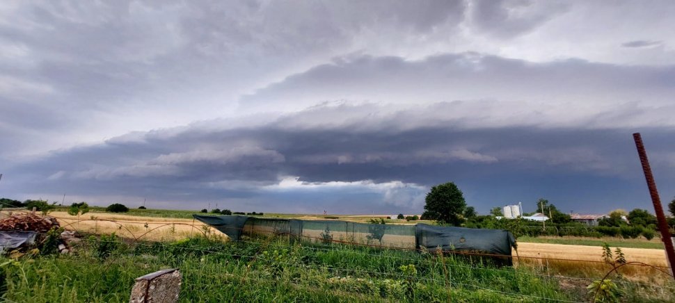 Norii Shelf-Cloud au ajuns deasupra României. Temperaturile vor scădea cu până la 10 grade