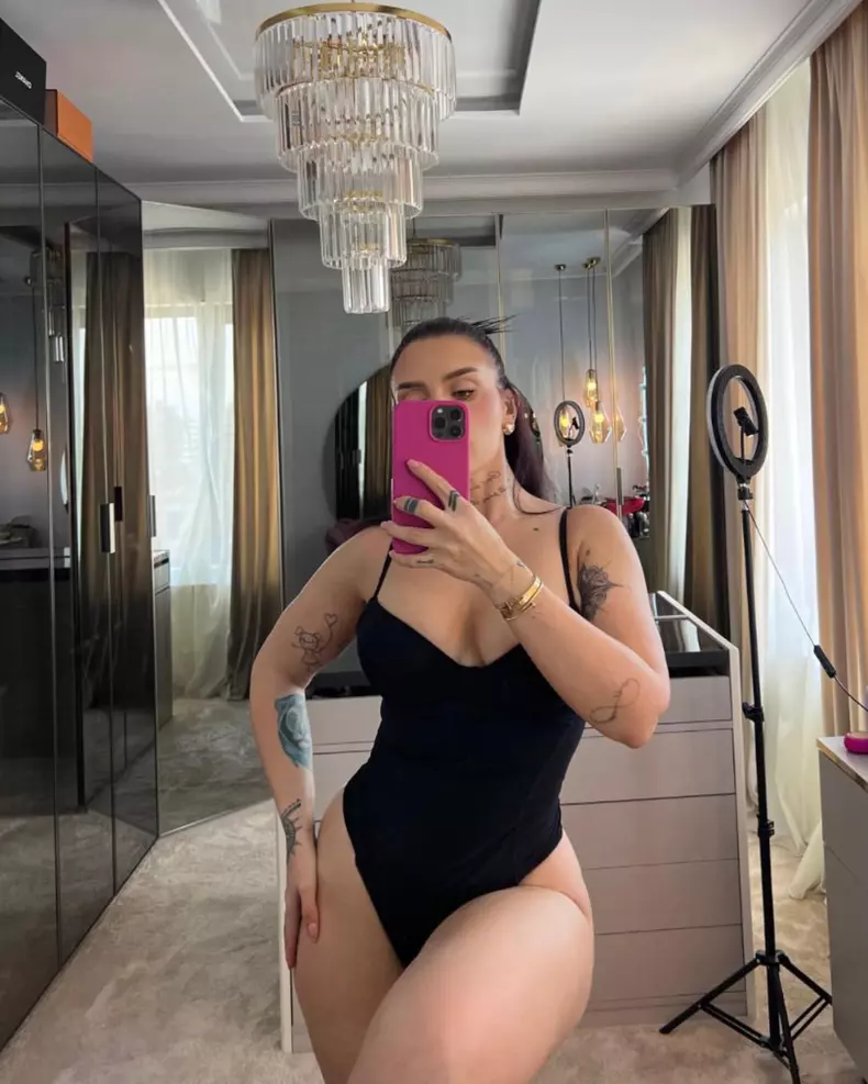 Oana Radu, sărutată pe scenă de un bărbat de la care a primit trandafiri. Declarația artistei: „Și eu sunt foarte îndrăgostită de tine” – FOTO