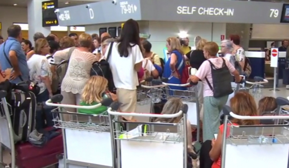 Pasagerii a peste 30 de curse TAROM dorm pe jos sau pe bagaje în aeroportul Otopeni