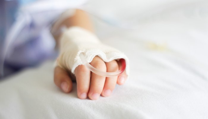 Fetița lovită cu mașina de un tânăr de 17 ani a fost detubată. A rămas fără un picior în urma accidentului