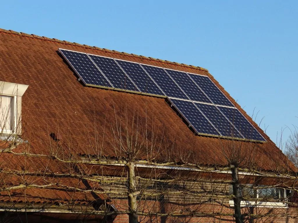 Legea care obligă prosumatorii să își monteze instalații de stocare a energiei, retrimisă în Parlament de Klaus Iohannis