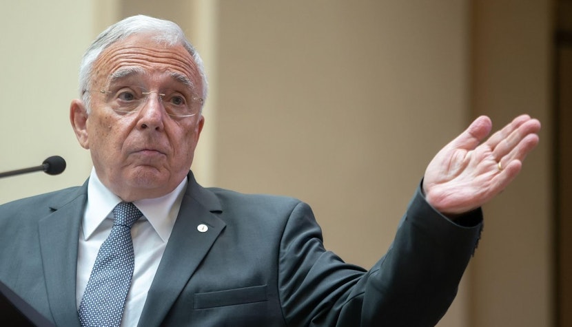 Pensia lui Mugur Isărescu a crescut cu 85.000 de lei! Are niște venituri la care nici nu poți visa!