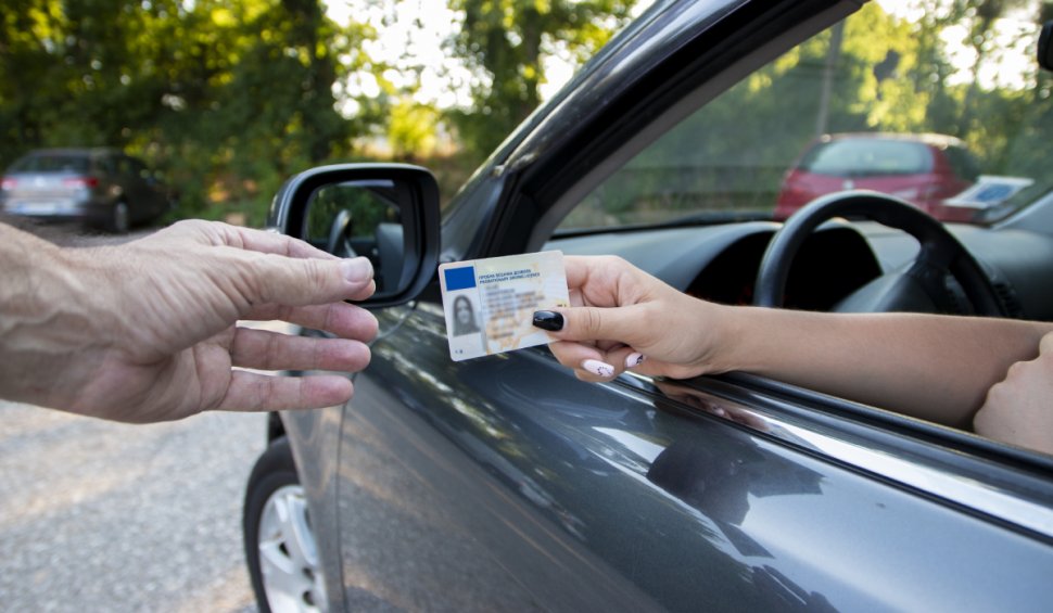 Șoferii riscă să își piardă permisul de conducere dacă fac asta! Iată regula din Codul Rutier