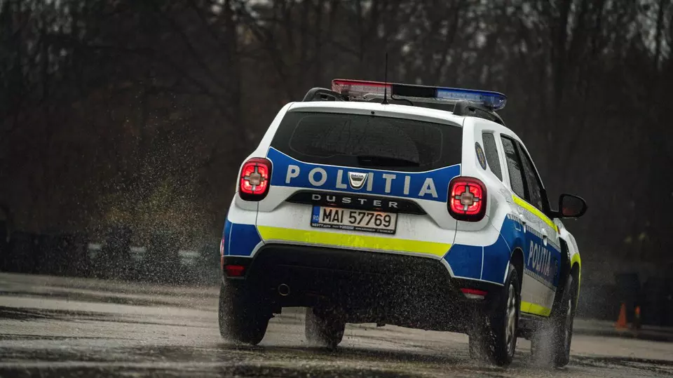 Un bărbat aflat sub influența băuturilor alcoolice și fără permis a furat un autoturism și a produs patru accidente, în Capitală. Acesta a fost internat la Psihiatrie